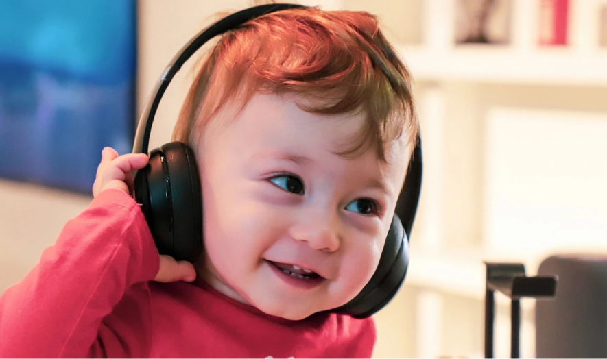 Criança com fone de ouvido